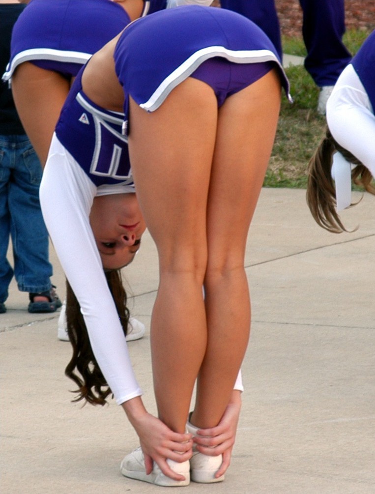 College Cheerleaders Leg Up