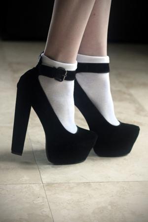 ebony high-heeled shoes milky socks