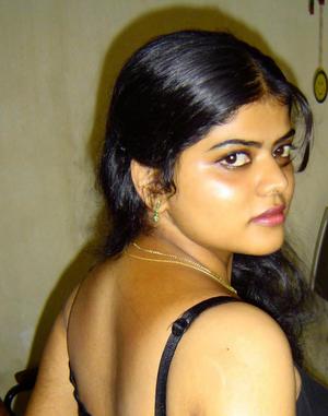 indian dame brassiere selfie